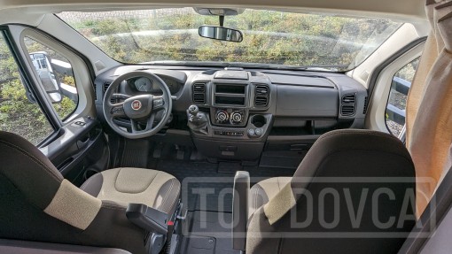 Polointegrovaný obytný vůz XGO Dynamic 22P Plus - interiér. Půjčovna a prodej obytných vozů Ústí nad Labem a Praha.