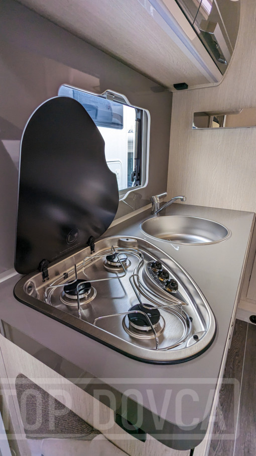 Pohled do kuchyně obytného vozu Ford Transit nobelART A9000 Elegance - model 2024