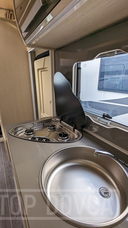 Pohled do kuchyně obytného vozu Ford Transit nobelART A9000 Elegance - model 2024