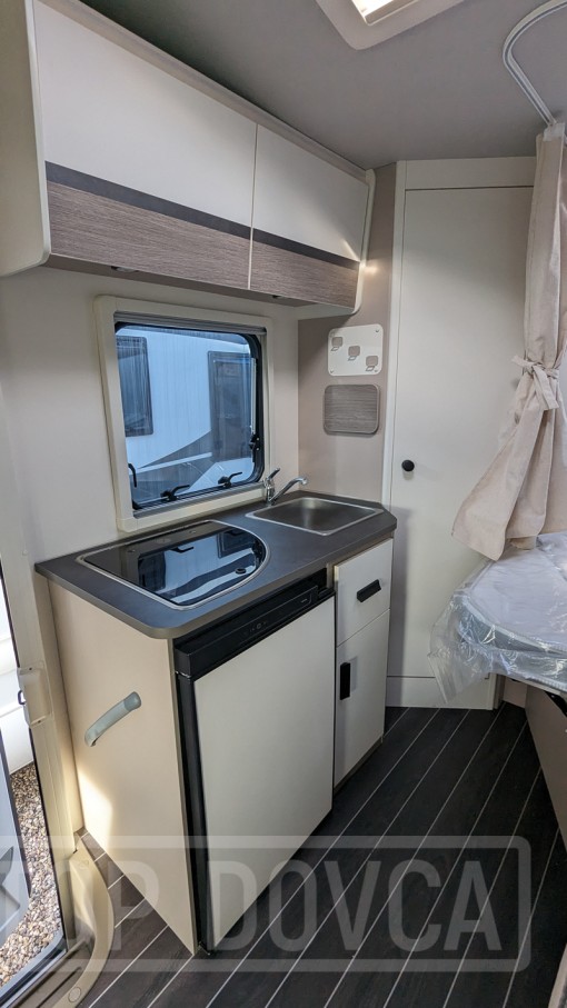 Polointegrovaný obytný vůz XGO Dynamic 22P Plus - interiér. Půjčovna a prodej obytných vozů Ústí nad Labem a Praha.