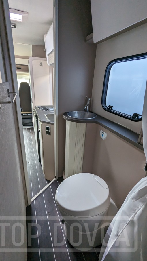 Polointegrovaný obytný vůz XGO Dynamic 22P Plus - interiér. Půjčovna a prodej obytných vozů Ústí nad Labem a Praha.