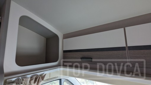 Polointegrovaný obytný vůz XGO Dynamic 22P Plus - interiér. Půjčovna a prodej obytných vozů Ústí nad Labem a Praha.