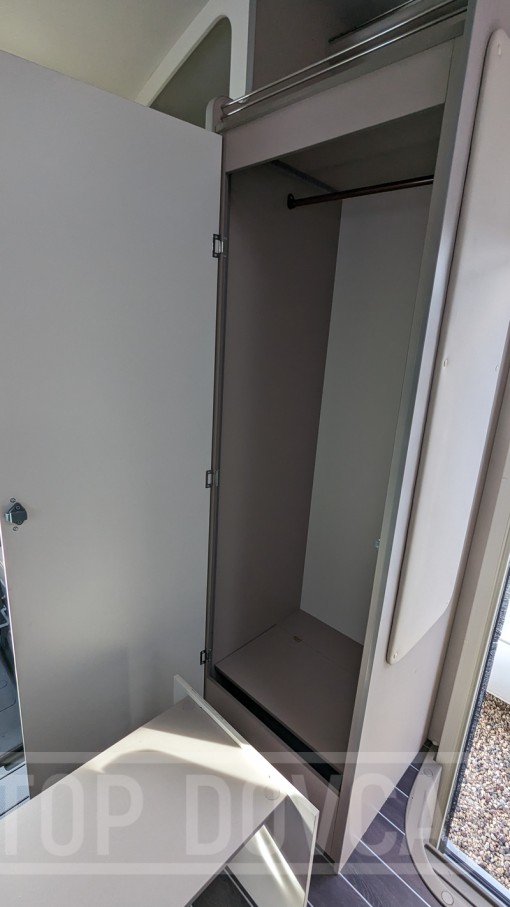 Polointegrovaný obytný vůz XGO Dynamic 22P Plus - interiér. Půjčovna a prodej obytných vozů Ústí nad Labem a Praha.