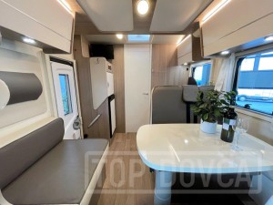 Interiér polointegrovaného vozu Fiat Ducato XGO Dynamic 95P Plus 2022