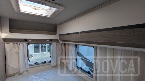 Polointegrovaný obytný vůz XGO Dynamic 22P Plus - interiér. Půjčovna a prodej obytných vozů Ústí nad Labem a Praha.