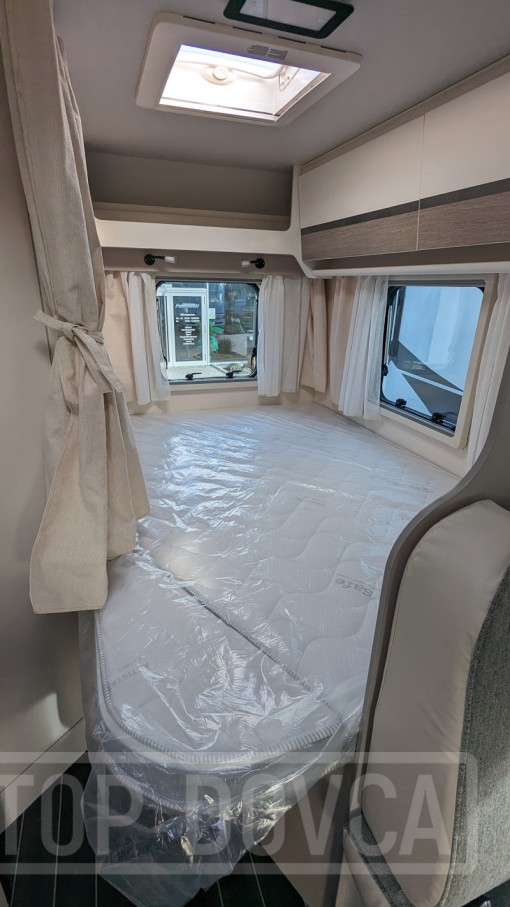 Polointegrovaný obytný vůz XGO Dynamic 22P Plus - interiér. Půjčovna a prodej obytných vozů Ústí nad Labem a Praha.