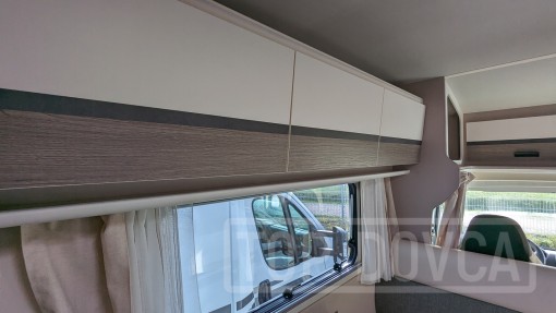 Polointegrovaný obytný vůz XGO Dynamic 22P Plus - interiér. Půjčovna a prodej obytných vozů Ústí nad Labem a Praha.