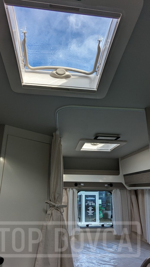 Polointegrovaný obytný vůz XGO Dynamic 22P Plus - interiér. Půjčovna a prodej obytných vozů Ústí nad Labem a Praha.