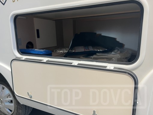 Polointegrovaný obytný vůz XGO Dynamic 22P Plus - interiér. Půjčovna a prodej obytných vozů Ústí nad Labem a Praha.