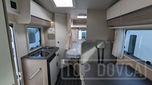 Polointegrovaný obytný vůz XGO Dynamic 22P Plus - interiér. Půjčovna a prodej obytných vozů Ústí nad Labem a Praha.