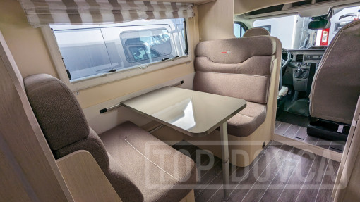 Pohled do jídelny obytného vozu Ford Transit nobelART A9000 Elegance - model 2024