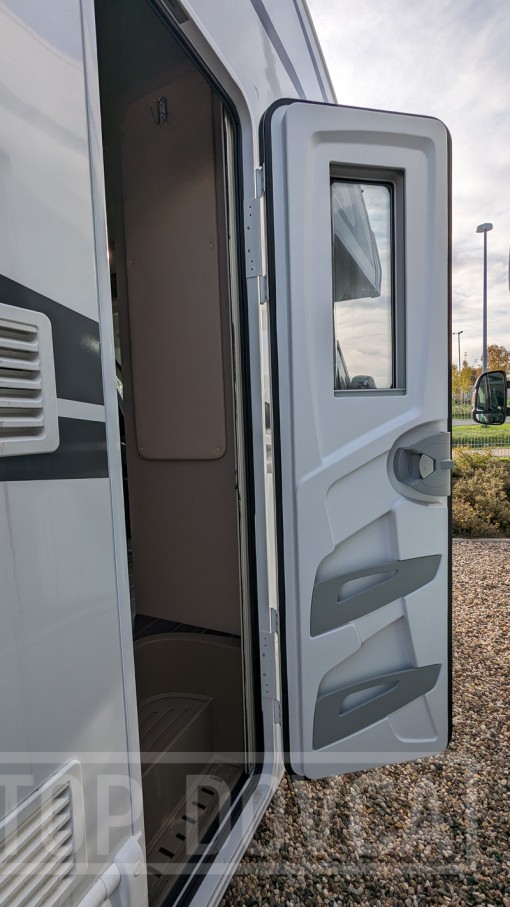 Polointegrovaný obytný vůz XGO Dynamic 22P Plus - interiér. Půjčovna a prodej obytných vozů Ústí nad Labem a Praha.