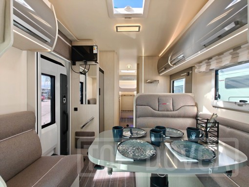 Interiér obytného vozu nobelART A-7000 Elegance - modelový rok 2025.