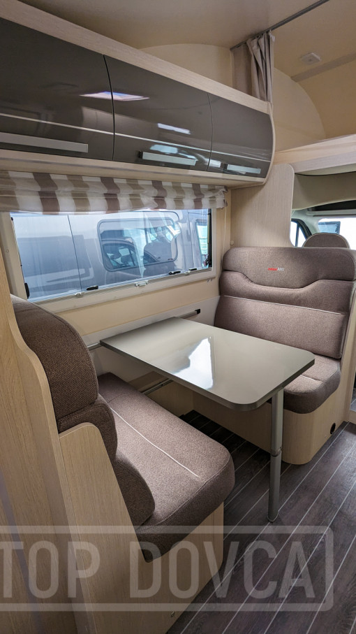 Pohled do jídelny obytného vozu Ford Transit nobelART A9000 Elegance - model 2024