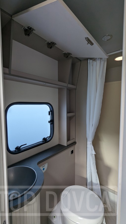 Polointegrovaný obytný vůz XGO Dynamic 22P Plus - interiér. Půjčovna a prodej obytných vozů Ústí nad Labem a Praha.