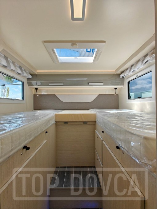 Interiér obytného vozu nobelART A-7000 Elegance - modelový rok 2025.