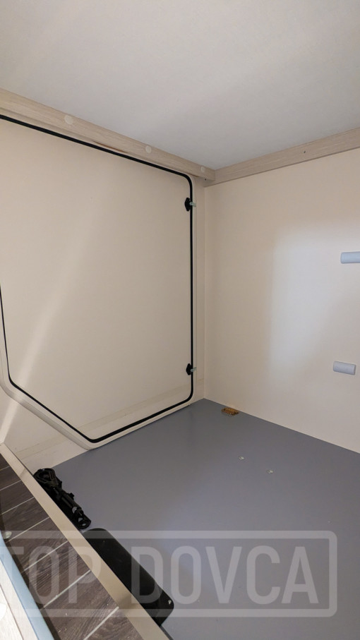 Prostorná garáž obytného vozu Ford Transit nobelART A9000 Elegance - model 2024