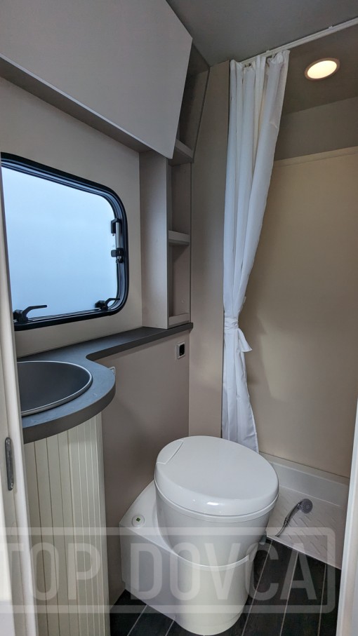 Polointegrovaný obytný vůz XGO Dynamic 22P Plus - interiér. Půjčovna a prodej obytných vozů Ústí nad Labem a Praha.