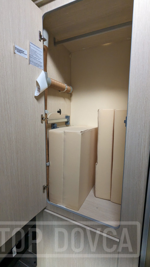 Pohled do šatní skříně v iteriéru obytného vozu Ford Transit nobelART A9000 Elegance - model 2024