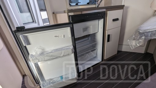 Polointegrovaný obytný vůz XGO Dynamic 22P Plus - interiér. Půjčovna a prodej obytných vozů Ústí nad Labem a Praha.