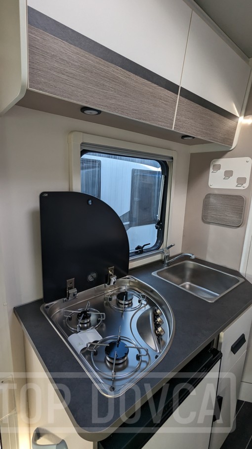 Polointegrovaný obytný vůz XGO Dynamic 22P Plus - interiér. Půjčovna a prodej obytných vozů Ústí nad Labem a Praha.