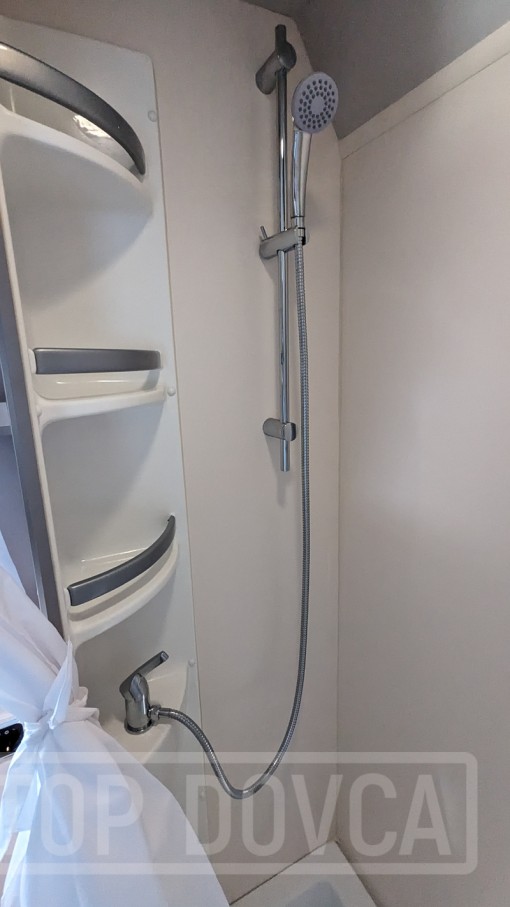 Polointegrovaný obytný vůz XGO Dynamic 22P Plus - interiér. Půjčovna a prodej obytných vozů Ústí nad Labem a Praha.