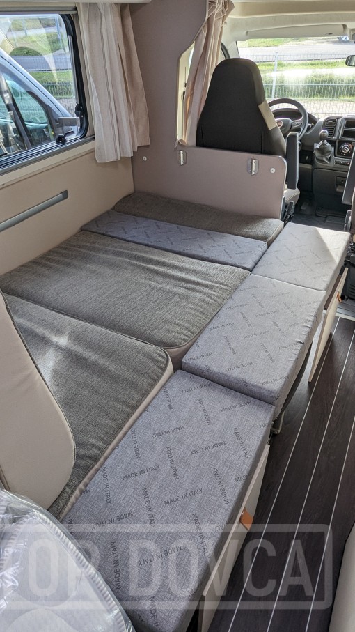 Polointegrovaný obytný vůz XGO Dynamic 22P Plus - interiér. Půjčovna a prodej obytných vozů Ústí nad Labem a Praha.