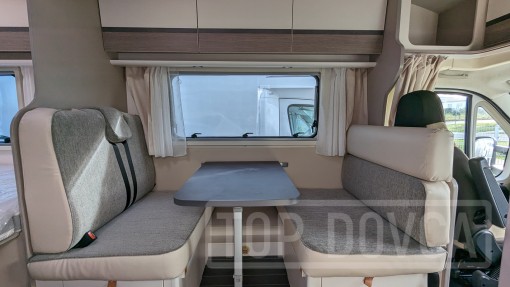 Polointegrovaný obytný vůz XGO Dynamic 22P Plus - interiér. Půjčovna a prodej obytných vozů Ústí nad Labem a Praha.