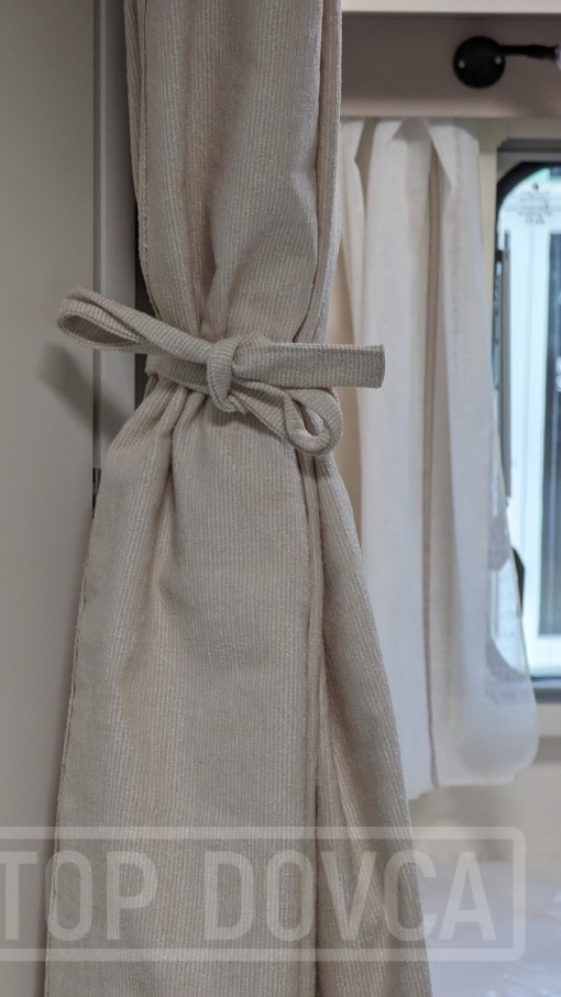 Polointegrovaný obytný vůz XGO Dynamic 22P Plus - interiér. Půjčovna a prodej obytných vozů Ústí nad Labem a Praha.