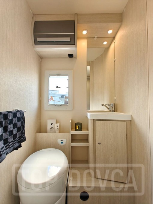 Interiér obytného vozu nobelART A-7000 Elegance - modelový rok 2025.