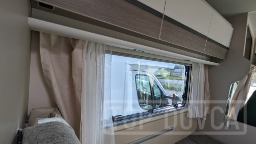 Polointegrovaný obytný vůz XGO Dynamic 22P Plus - interiér. Půjčovna a prodej obytných vozů Ústí nad Labem a Praha.